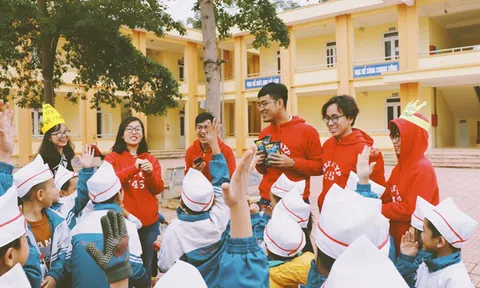 Trở về quê nhà, đoàn thanh niên tiêu biểu Việt Nam mang con chữ đến vùng núi Ba Vì